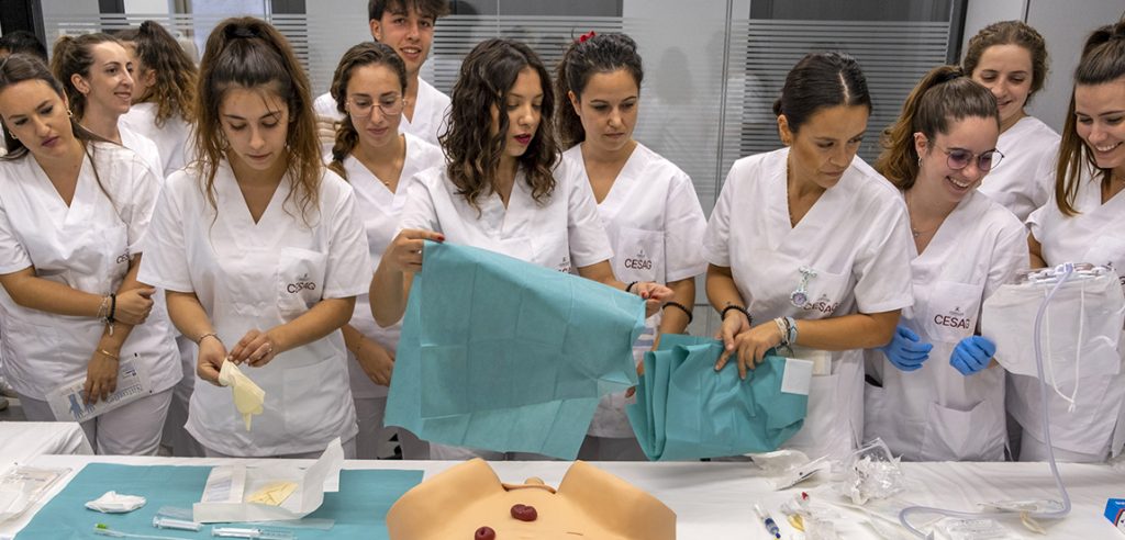 Alumnos del grado en Enfermería del CESAG, realizando prácticas en el aula de simulación del hospital Quirónsalud Palmaplanas