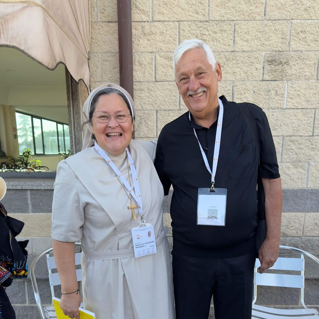 Xiskya Valladares, con Arturo Sosa, sj, superior general de la Compañía de Jesús, también participante en el Sínodo